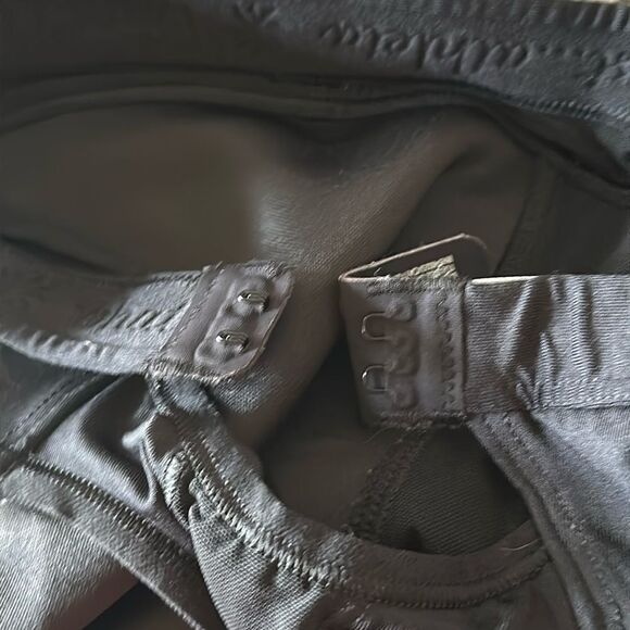 Athleta Hullabraloo Support Top in White and Black! - Picture 7 of 12